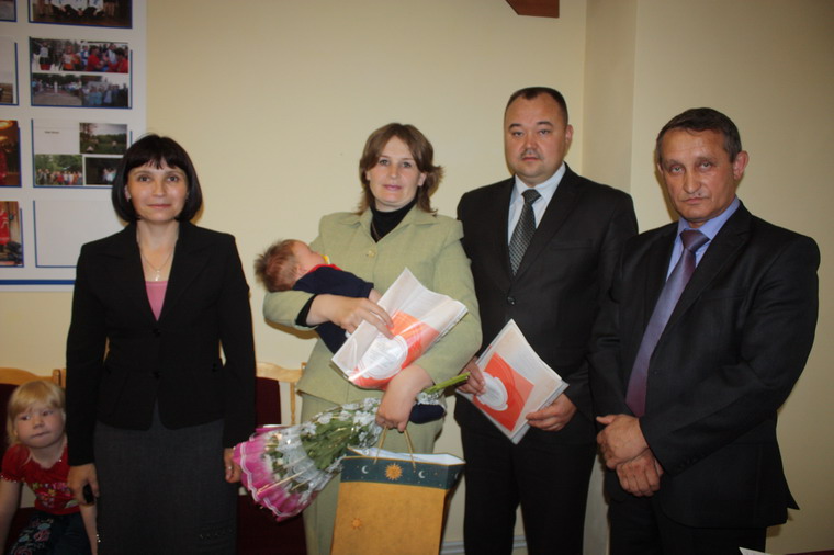 13:17 В Международный день защиты детей в Комсомольском районе вручены сертификаты на материнский (семейный) капитал
